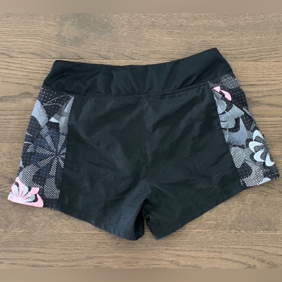 Nike girls youth shorts size youth S for age 8 colour black - Picture 2 of 6